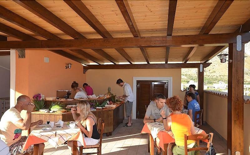 Baia Santa Margherita B&B Кастелуцо Екстериор снимка