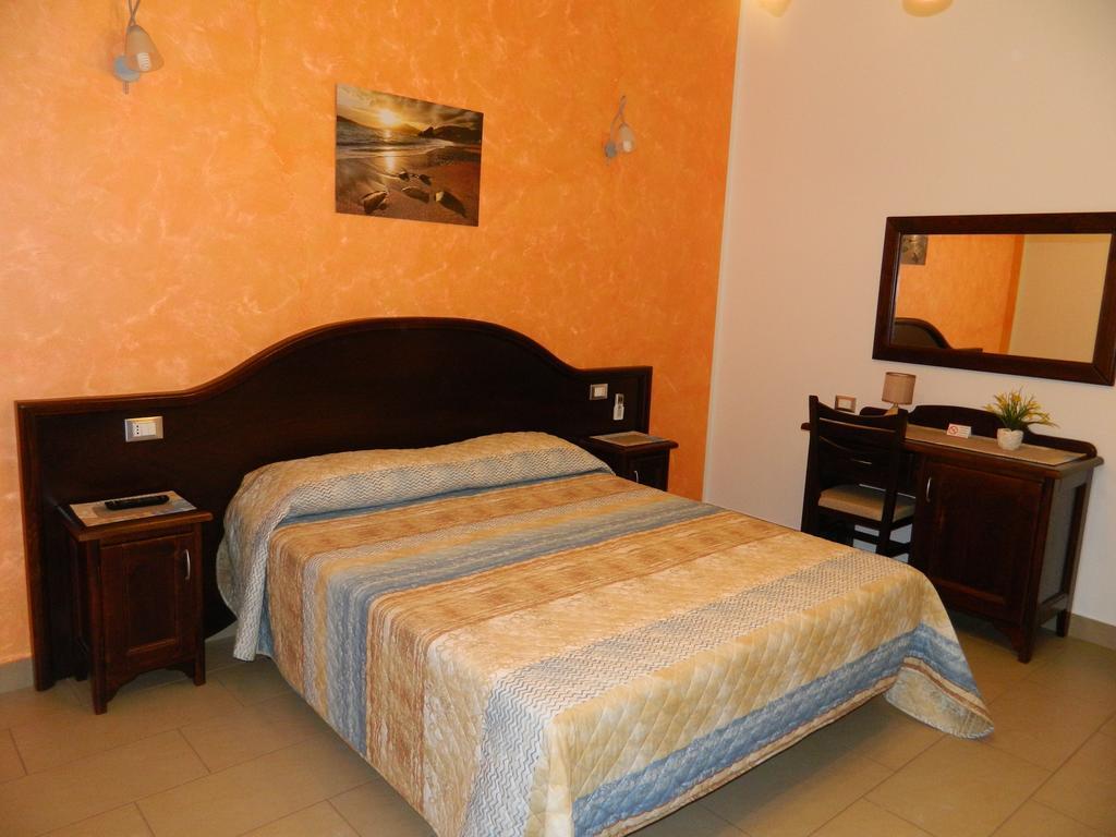 Baia Santa Margherita B&B Кастелуцо Стая снимка